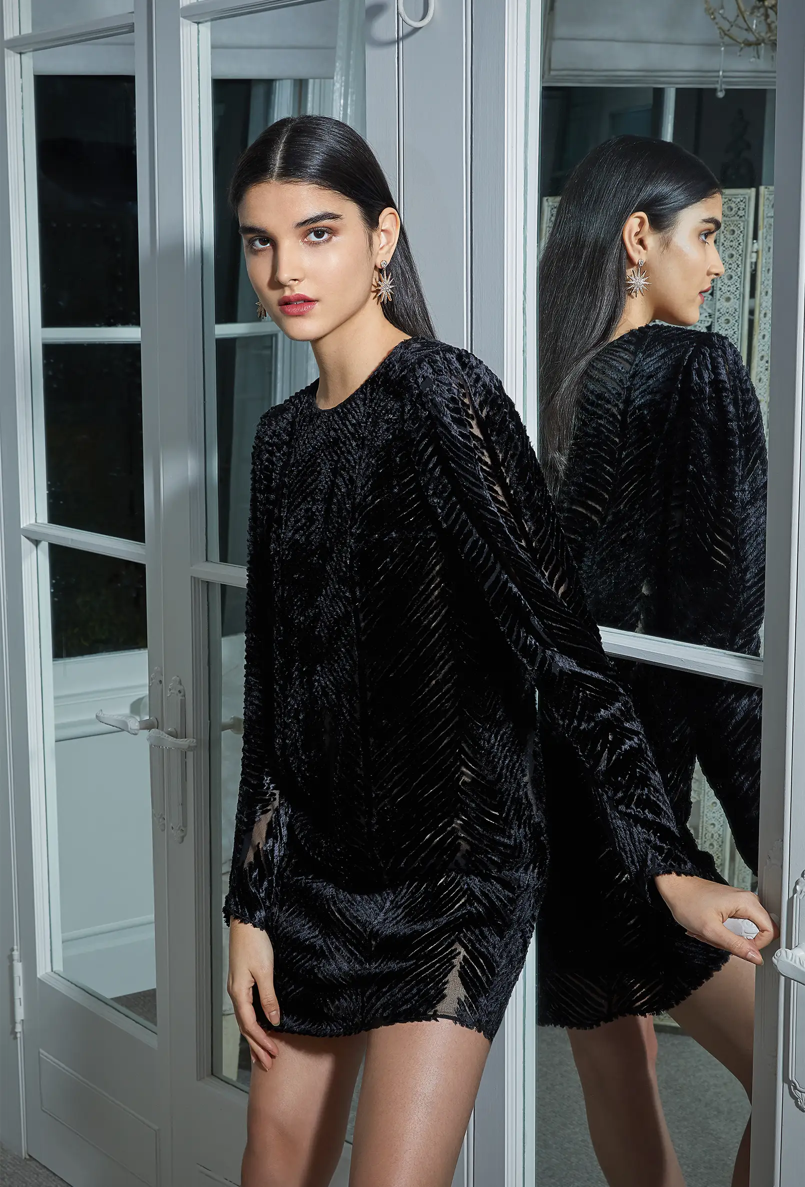 fashot-editorial-model-black-dress-mirror-xmas-nov25