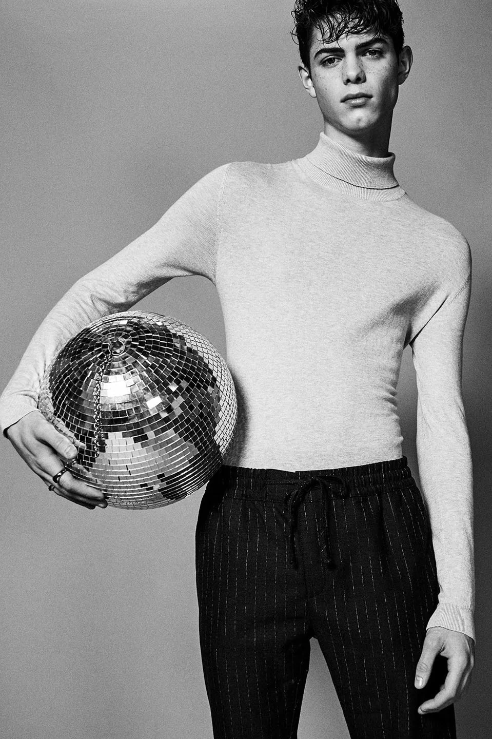 fashot-editorial-photo-bw-model-disco-ball-nov25