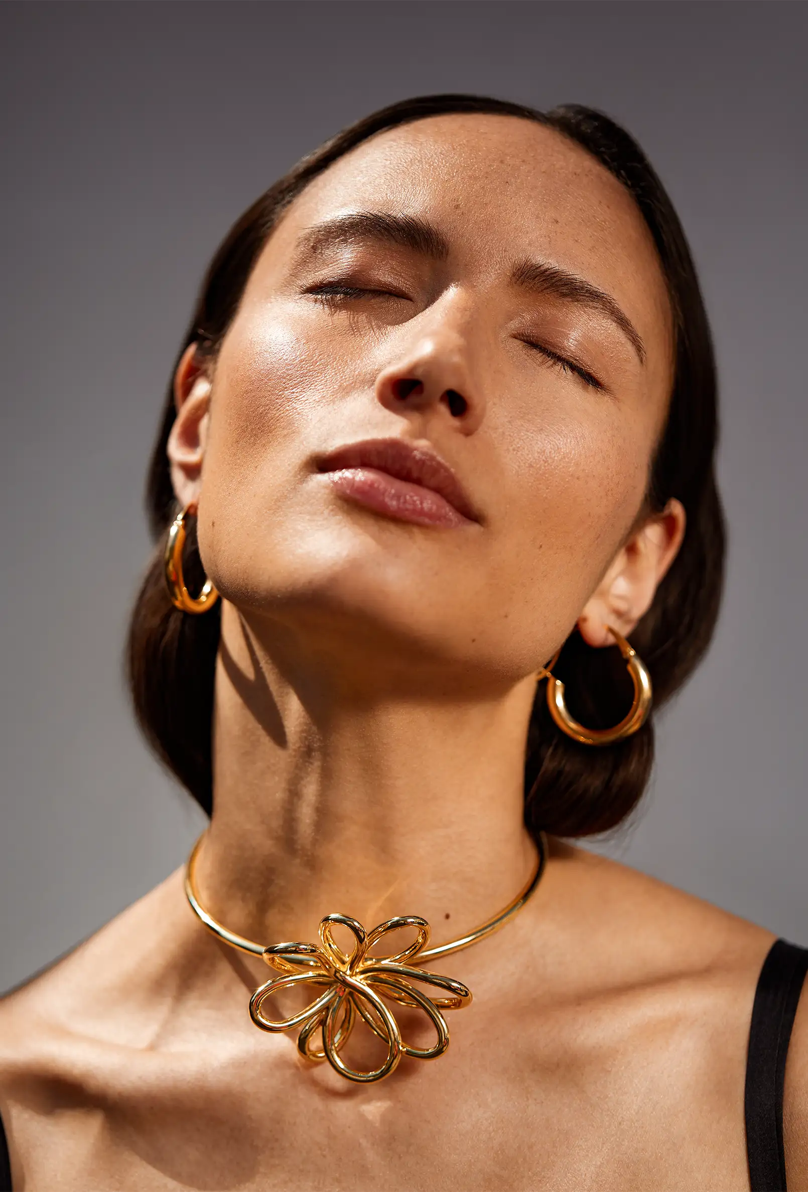 fashot-jewellery-model-gold-hoops-warmlight-nov25